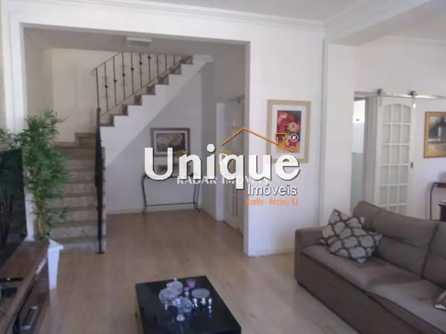 Casa com 5 quartos à venda, 360m2 em Centro, Sao Pedro Da Aldeia - RJ - imagem 4 Foto 4 de Casa com 5 quartos à venda, 360m2 em Centro, Sao Pedro Da Aldeia - RJ