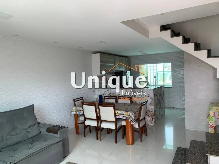 Foto 4 de Casa com 4 quartos à venda, 180m2 em Cabo Frio - RJ