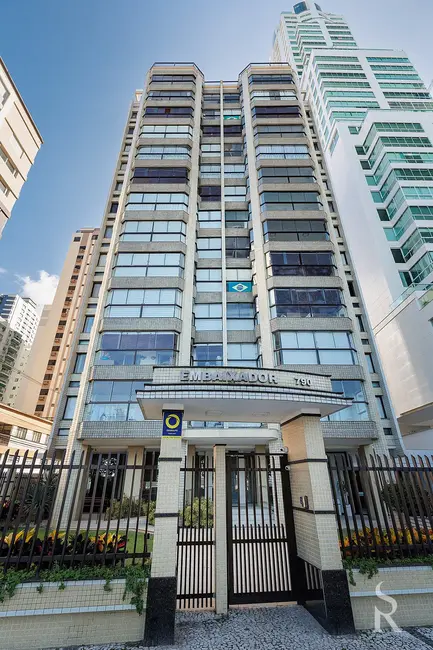 Apartamento com 3 quartos para alugar, 195m2 em Centro, Balneario Camboriu - SC - imagem 7 Foto 7 de Apartamento com 3 quartos para alugar, 195m2 em Centro, Balneario Camboriu - SC