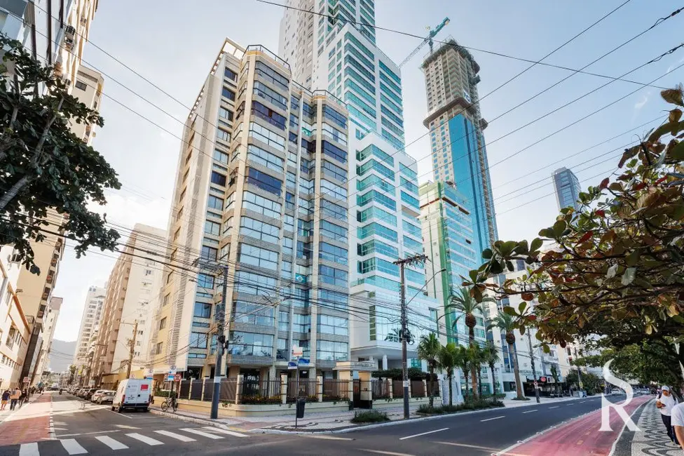 Apartamento com 3 quartos para alugar, 195m2 em Centro, Balneario Camboriu - SC - imagem 8 Foto 8 de Apartamento com 3 quartos para alugar, 195m2 em Centro, Balneario Camboriu - SC