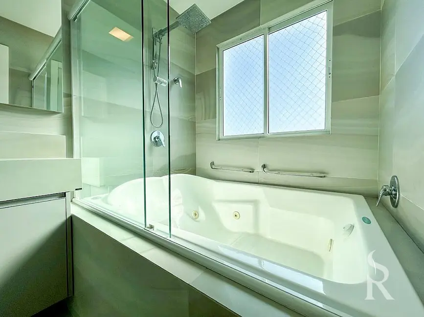 Cobertura com 5 quartos para alugar, 317m2 em Pioneiros, Balneario Camboriu - SC - imagem 9 Foto 9 de Cobertura com 5 quartos para alugar, 317m2 em Pioneiros, Balneario Camboriu - SC