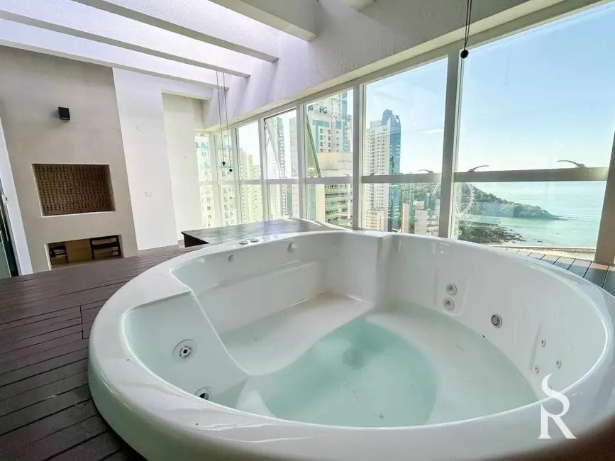 Cobertura com 5 quartos para alugar, 317m2 em Pioneiros, Balneario Camboriu - SC - imagem 4 Foto 4 de Cobertura com 5 quartos para alugar, 317m2 em Pioneiros, Balneario Camboriu - SC