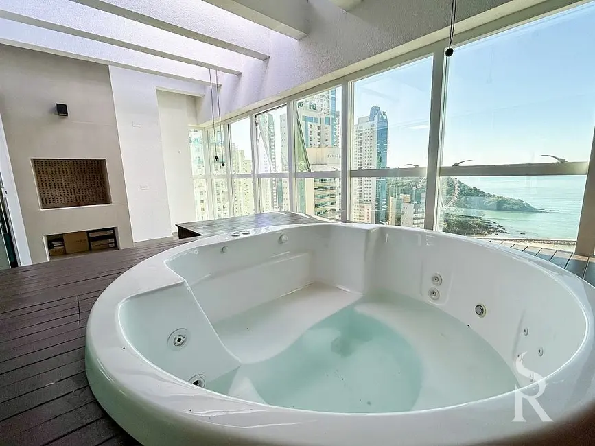 Cobertura com 5 quartos para alugar, 317m2 em Pioneiros, Balneario Camboriu - SC - imagem 4 Foto 4 de Cobertura com 5 quartos para alugar, 317m2 em Pioneiros, Balneario Camboriu - SC