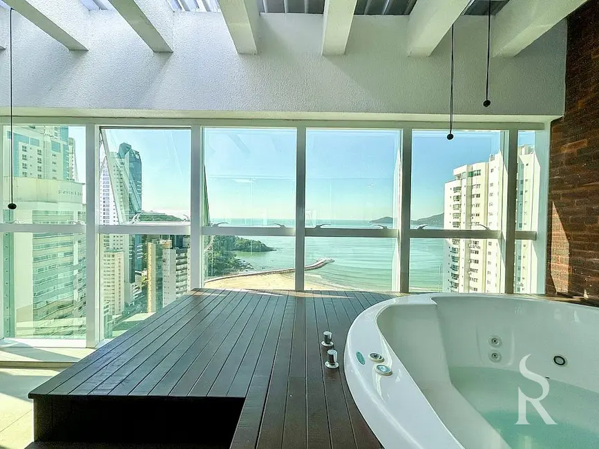 Cobertura com 5 quartos para alugar, 317m2 em Pioneiros, Balneario Camboriu - SC - imagem 1 Foto 1 de Cobertura com 5 quartos para alugar, 317m2 em Pioneiros, Balneario Camboriu - SC