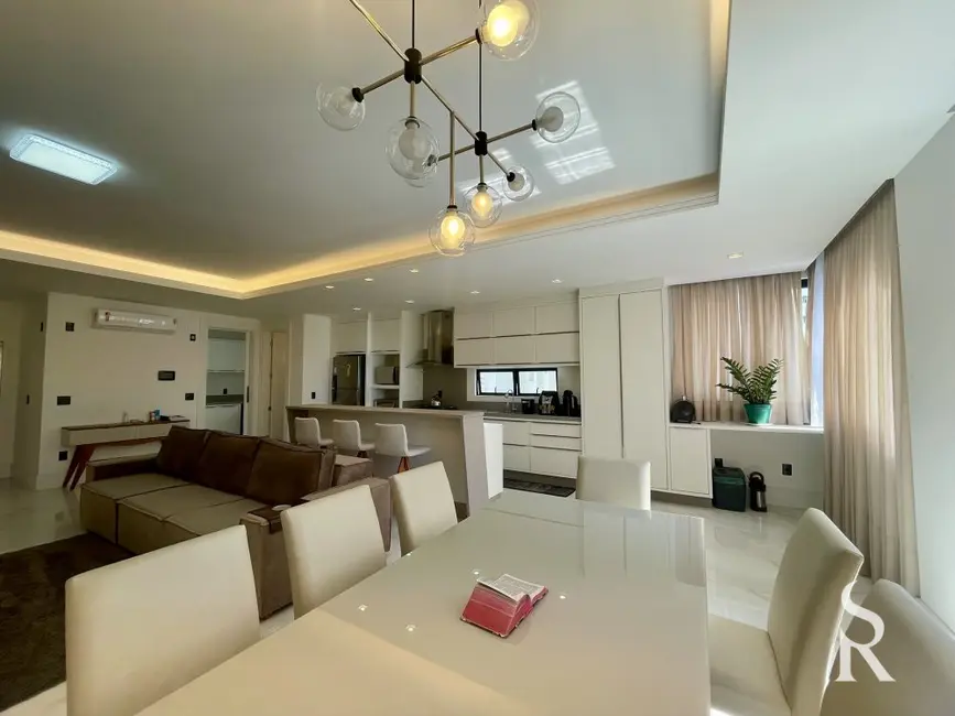 Apartamento com 3 quartos para alugar, 151m2 em Centro, Balneario Camboriu - SC - imagem 4 Foto 4 de Apartamento com 3 quartos para alugar, 151m2 em Centro, Balneario Camboriu - SC