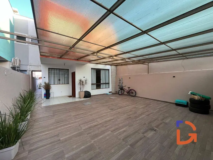 Foto 2 de Casa com 3 quartos à venda e para alugar, 360m2 em Recreio, Rio Das Ostras - RJ