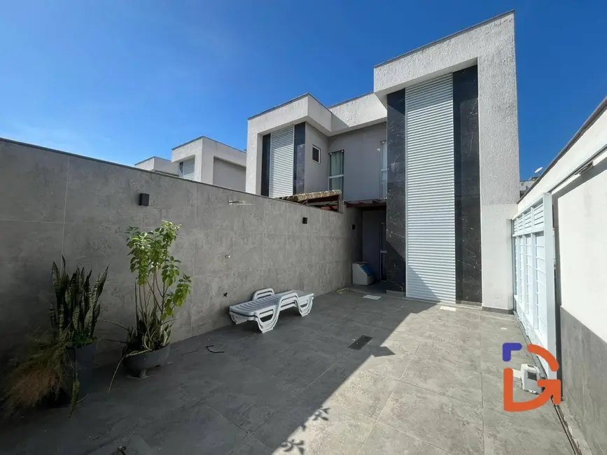 Casa com 2 quartos à venda, 67m2 em Rio Das Ostras - RJ - imagem 1 Foto 1 de Casa com 2 quartos à venda, 67m2 em Rio Das Ostras - RJ