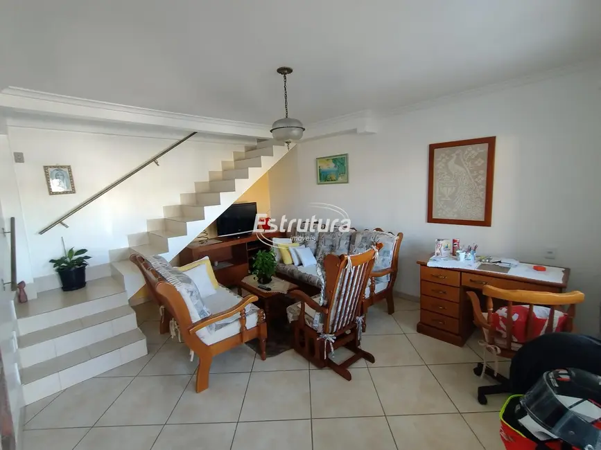 Foto 1 de Casa com 2 quartos à venda, 119m2 em Pinheiro Machado, Santa Maria - RS