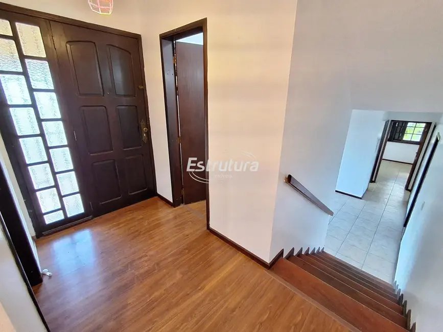 Casa com 4 quartos para alugar, 219m2 em São José, Santa Maria - RS - imagem 7 Foto 7 de Casa com 4 quartos para alugar, 219m2 em São José, Santa Maria - RS