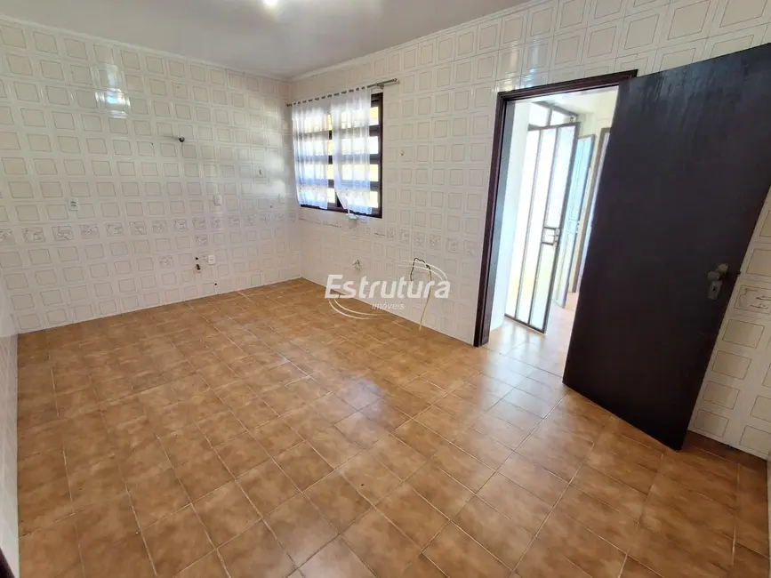 Casa com 4 quartos para alugar, 219m2 em São José, Santa Maria - RS - imagem 5 Foto 5 de Casa com 4 quartos para alugar, 219m2 em São José, Santa Maria - RS