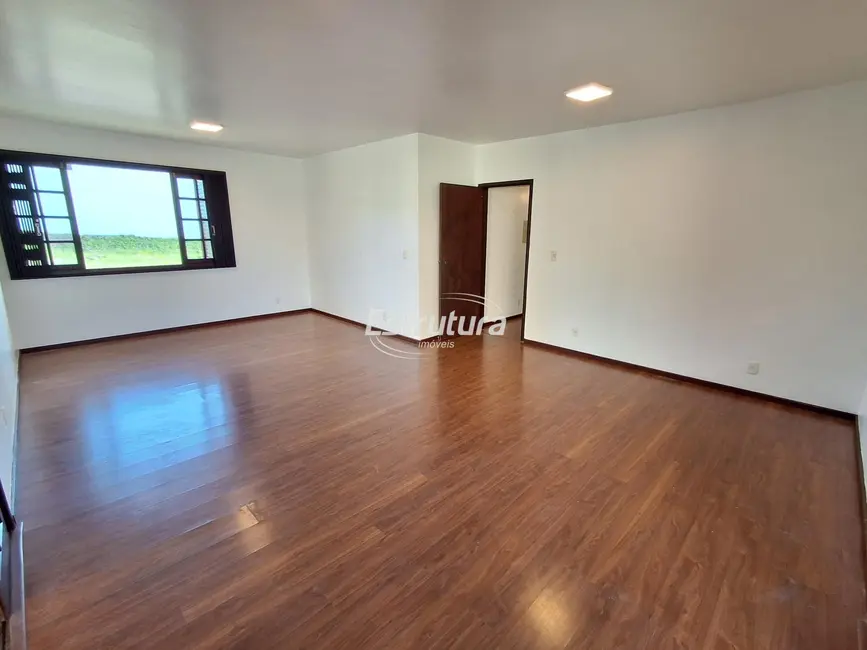 Casa com 4 quartos para alugar, 219m2 em São José, Santa Maria - RS - imagem 3 Foto 3 de Casa com 4 quartos para alugar, 219m2 em São José, Santa Maria - RS
