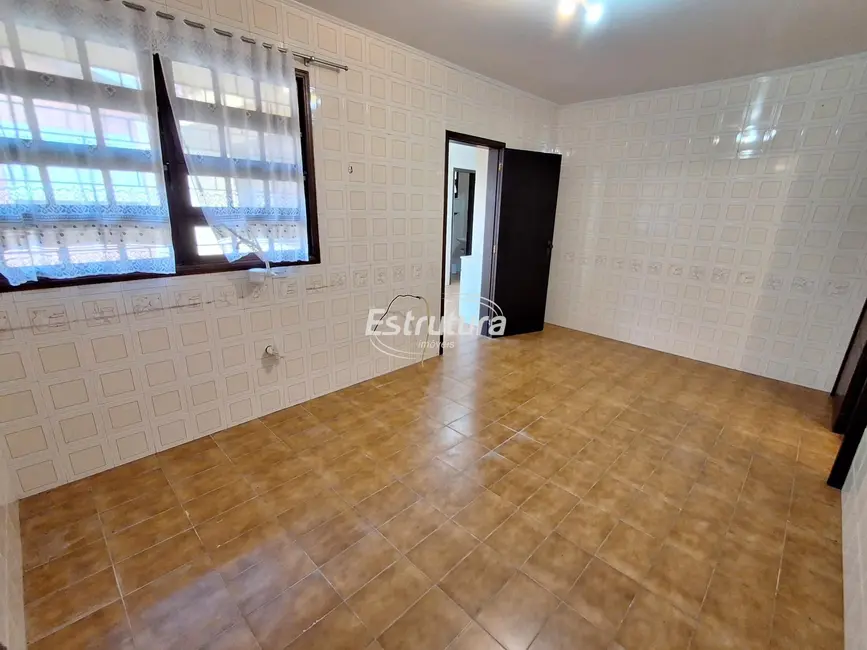 Casa com 4 quartos para alugar, 219m2 em São José, Santa Maria - RS - imagem 6 Foto 6 de Casa com 4 quartos para alugar, 219m2 em São José, Santa Maria - RS