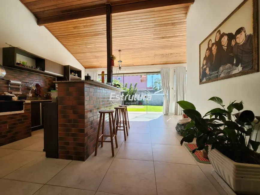 Casa com 3 quartos à venda, 247m2 em Pinheiro Machado, Santa Maria - RS - imagem 4 Foto 4 de Casa com 3 quartos à venda, 247m2 em Pinheiro Machado, Santa Maria - RS