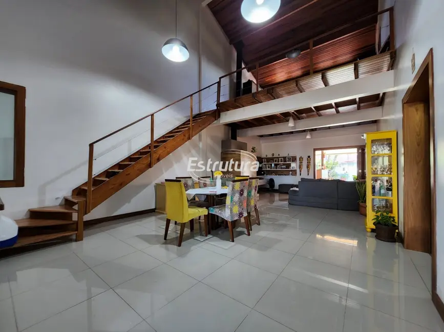 Casa com 3 quartos à venda, 247m2 em Pinheiro Machado, Santa Maria - RS - imagem 2 Foto 2 de Casa com 3 quartos à venda, 247m2 em Pinheiro Machado, Santa Maria - RS