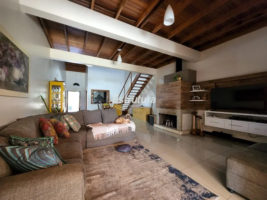 Casa com 3 quartos à venda, 247m2 em Pinheiro Machado, Santa Maria - RS - imagem 1 Foto 1 de Casa com 3 quartos à venda, 247m2 em Pinheiro Machado, Santa Maria - RS