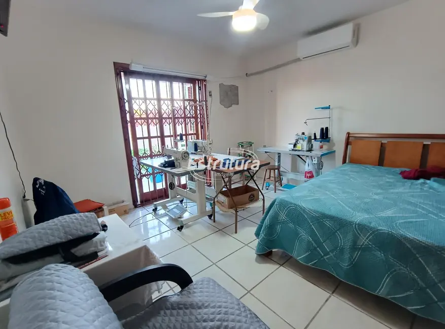 Casa com 3 quartos à venda, 220m2 em Juscelino Kubitschek, Santa Maria - RS - imagem 7 Foto 7 de Casa com 3 quartos à venda, 220m2 em Juscelino Kubitschek, Santa Maria - RS