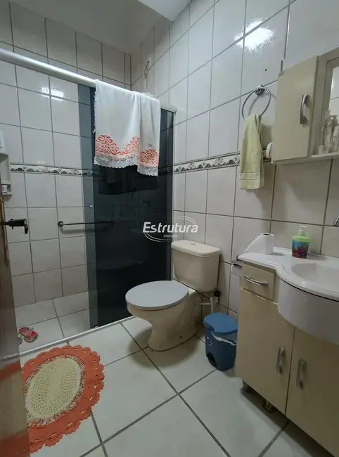 Casa com 3 quartos à venda, 220m2 em Juscelino Kubitschek, Santa Maria - RS - imagem 6 Foto 6 de Casa com 3 quartos à venda, 220m2 em Juscelino Kubitschek, Santa Maria - RS