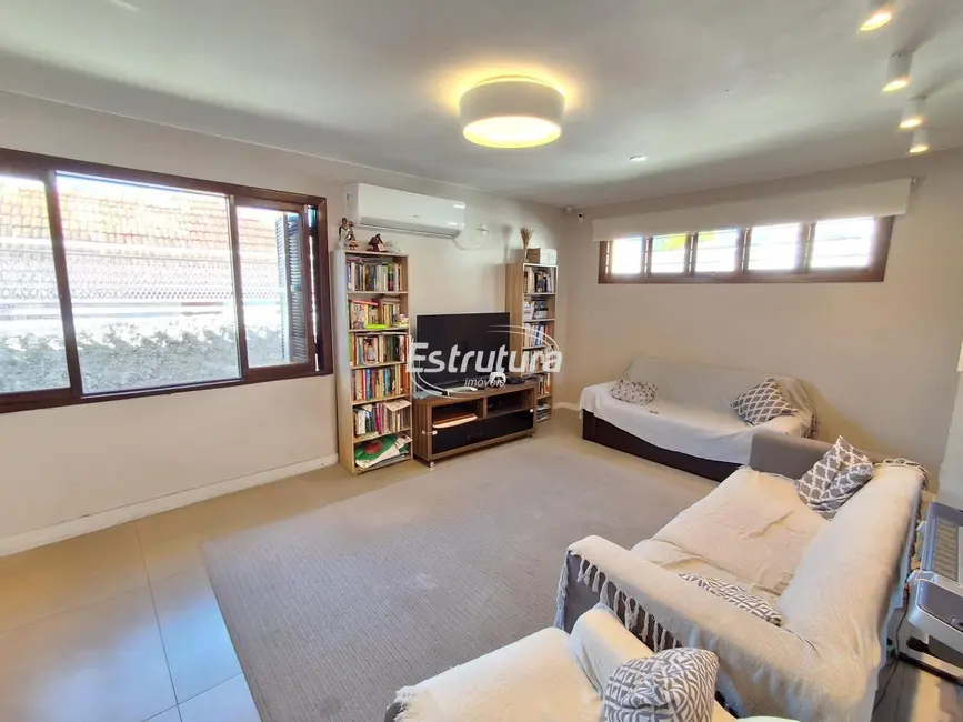 Foto 2 de Casa com 4 quartos à venda, 216m2 em Menino Jesus, Santa Maria - RS