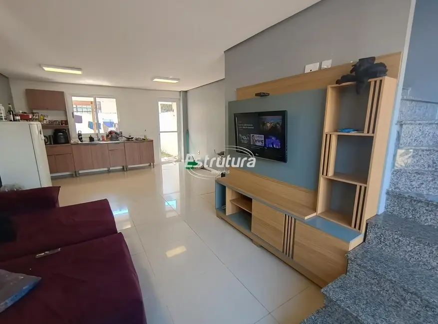 Sobrado com 2 quartos à venda, 72m2 em Nossa Senhora de Lourdes, Santa Maria - RS - imagem 1 Foto 1 de Sobrado com 2 quartos à venda, 72m2 em Nossa Senhora de Lourdes, Santa Maria - RS