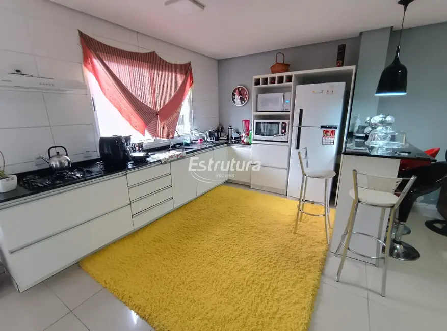 Sobrado com 3 quartos à venda, 98m2 em Nossa Senhora de Lourdes, Santa Maria - RS - imagem 2 Foto 2 de Sobrado com 3 quartos à venda, 98m2 em Nossa Senhora de Lourdes, Santa Maria - RS