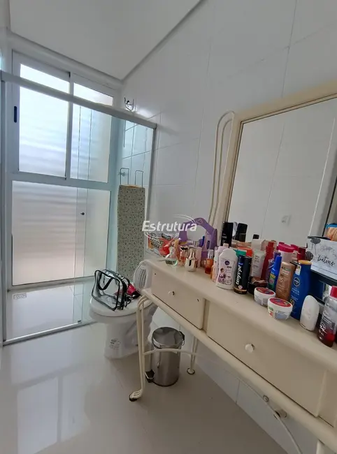 Sobrado com 3 quartos à venda, 98m2 em Nossa Senhora de Lourdes, Santa Maria - RS - imagem 6 Foto 6 de Sobrado com 3 quartos à venda, 98m2 em Nossa Senhora de Lourdes, Santa Maria - RS