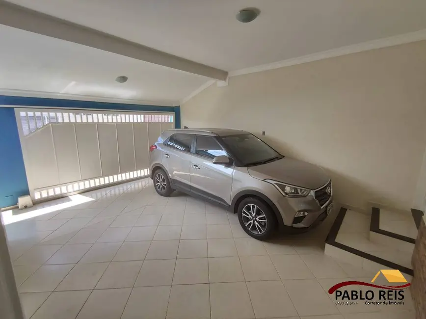 Casa com 3 quartos à venda, 150m2 em Centro, Monte Carmelo - MG - imagem 3 Foto 3 de Casa com 3 quartos à venda, 150m2 em Centro, Monte Carmelo - MG