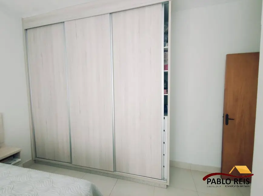 Casa com 3 quartos à venda, 360m2 em Monte Carmelo - MG - imagem 7 Foto 7 de Casa com 3 quartos à venda, 360m2 em Monte Carmelo - MG