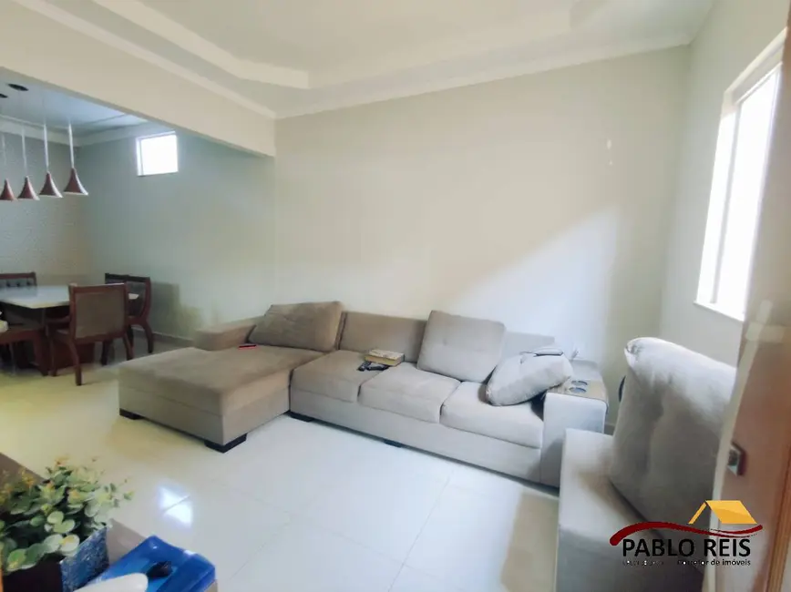 Casa com 3 quartos à venda, 360m2 em Monte Carmelo - MG - imagem 4 Foto 4 de Casa com 3 quartos à venda, 360m2 em Monte Carmelo - MG