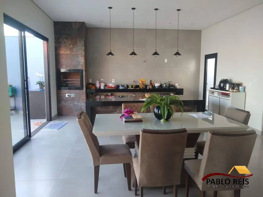 Casa com 3 quartos à venda, 420m2 em Monte Carmelo - MG - imagem 3 Foto 3 de Casa com 3 quartos à venda, 420m2 em Monte Carmelo - MG