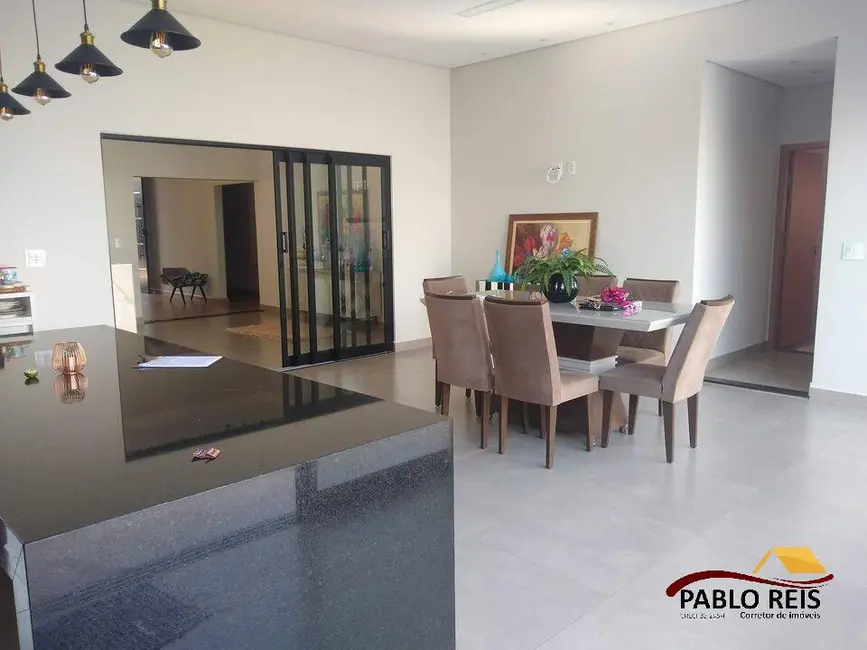 Casa com 3 quartos à venda, 420m2 em Monte Carmelo - MG - imagem 4 Foto 4 de Casa com 3 quartos à venda, 420m2 em Monte Carmelo - MG