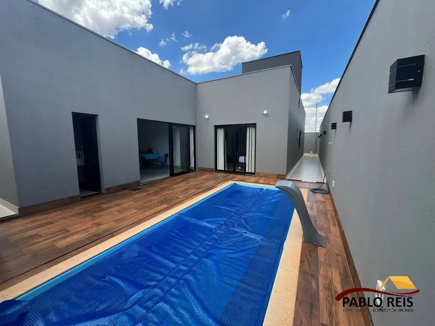 Foto 1 de Casa com 3 quartos à venda, 288m2 em Monte Carmelo - MG