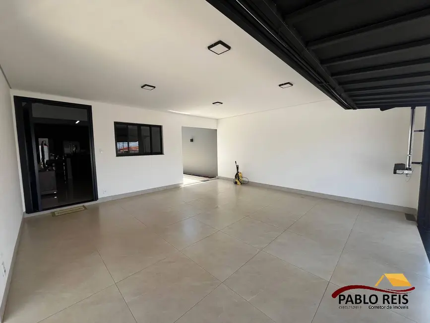 Casa com 3 quartos à venda, 288m2 em Monte Carmelo - MG - imagem 3 Foto 3 de Casa com 3 quartos à venda, 288m2 em Monte Carmelo - MG