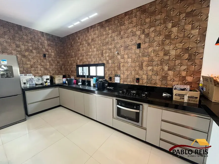 Casa com 3 quartos à venda, 288m2 em Monte Carmelo - MG - imagem 9 Foto 9 de Casa com 3 quartos à venda, 288m2 em Monte Carmelo - MG