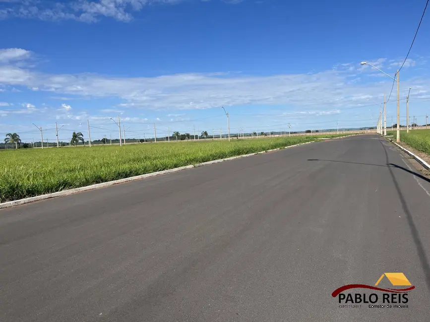 Foto 2 de Terreno / Lote à venda, 1050m2 em Monte Carmelo - MG
