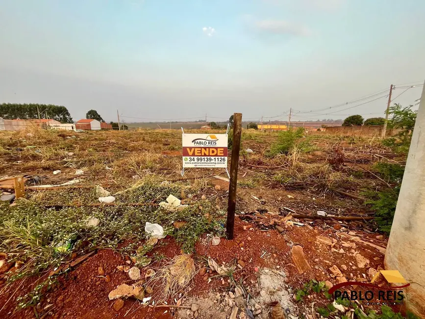 Foto 1 de Terreno / Lote à venda, 270m2 em Monte Carmelo - MG
