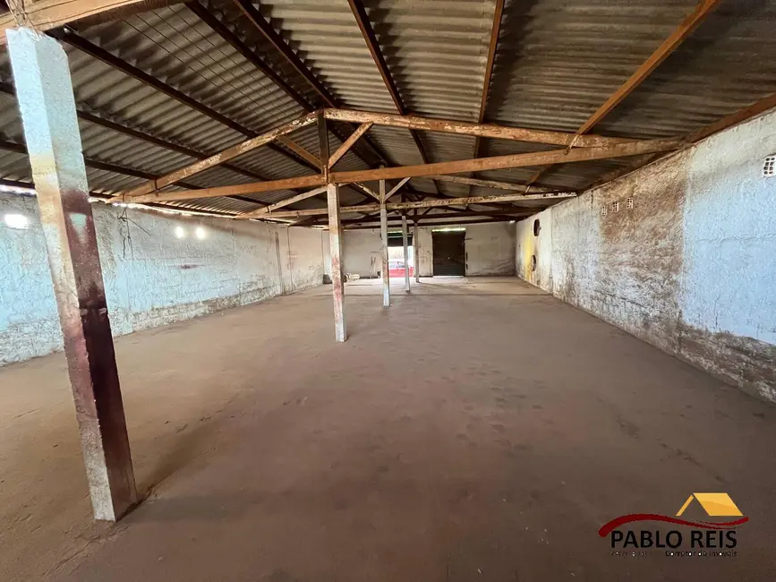 Foto 1 de Armazém / Galpão à venda, 360m2 em Monte Carmelo - MG