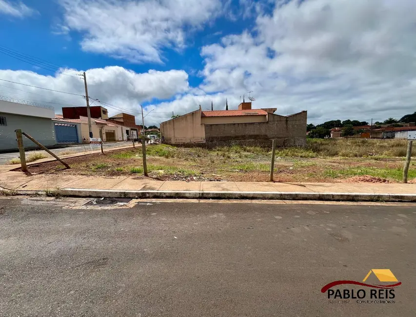 Foto 2 de Terreno / Lote à venda, 440m2 em Monte Carmelo - MG