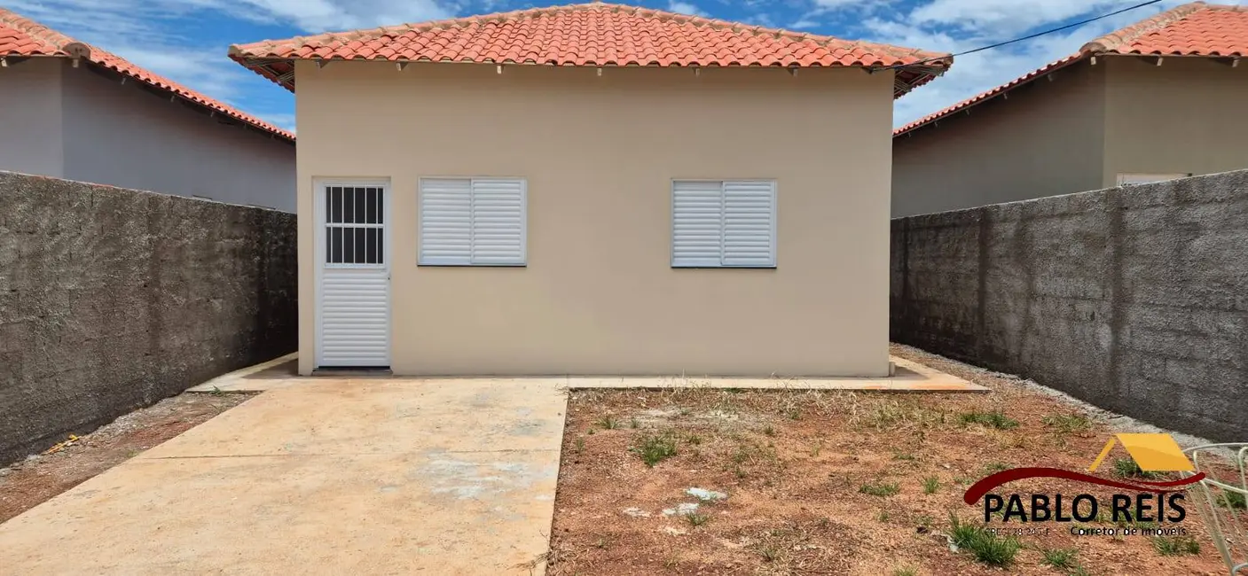 Foto 1 de Casa com 2 quartos à venda, 180m2 em Monte Carmelo - MG