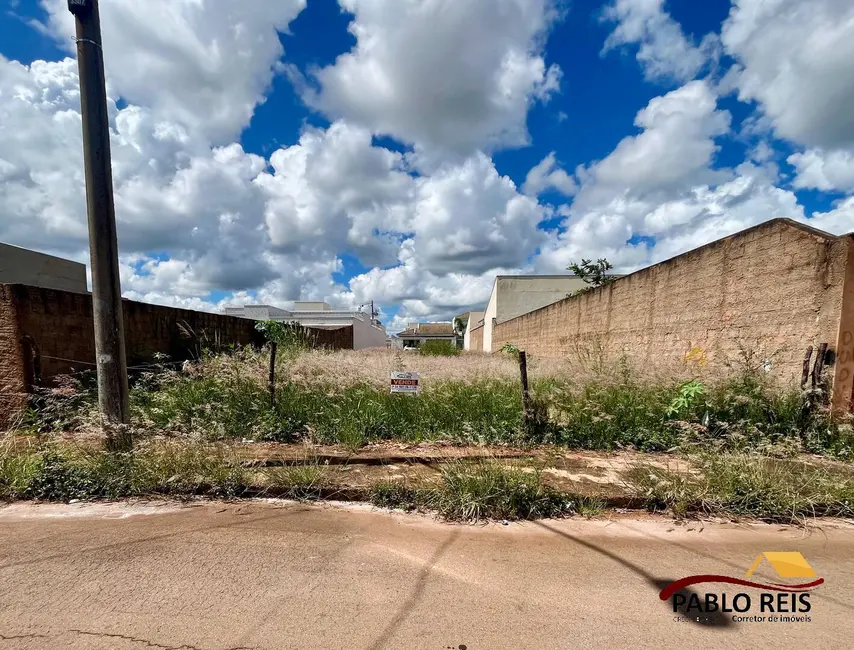 Foto 1 de Terreno / Lote à venda, 360m2 em Monte Carmelo - MG