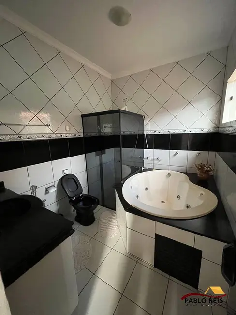 Casa com 3 quartos à venda, 360m2 em Monte Carmelo - MG - imagem 3 Foto 3 de Casa com 3 quartos à venda, 360m2 em Monte Carmelo - MG