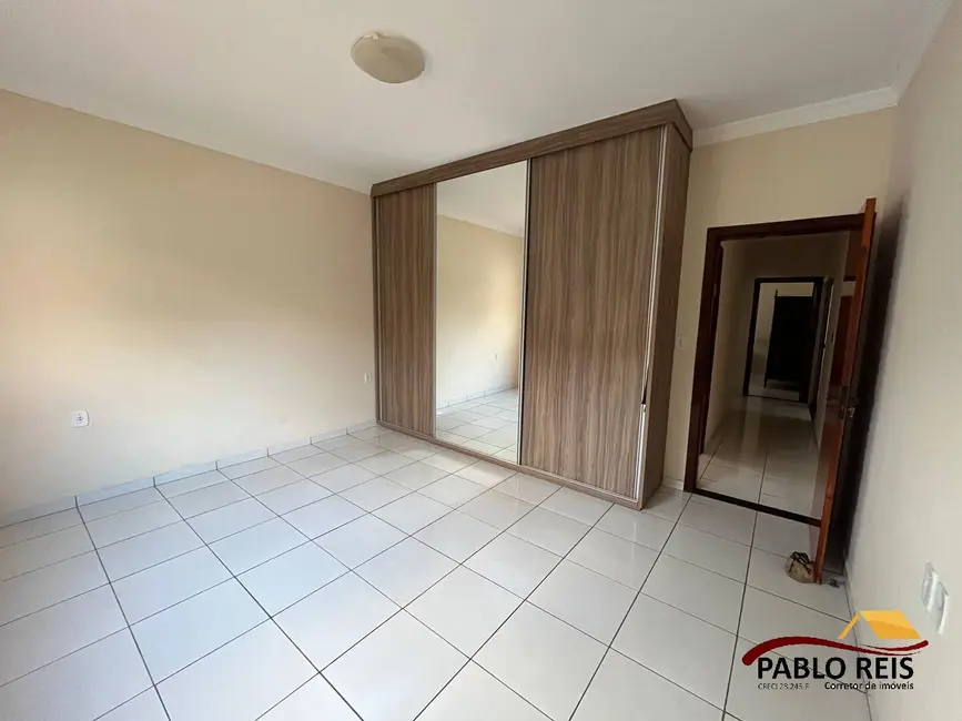 Casa com 3 quartos à venda, 360m2 em Monte Carmelo - MG - imagem 4 Foto 4 de Casa com 3 quartos à venda, 360m2 em Monte Carmelo - MG