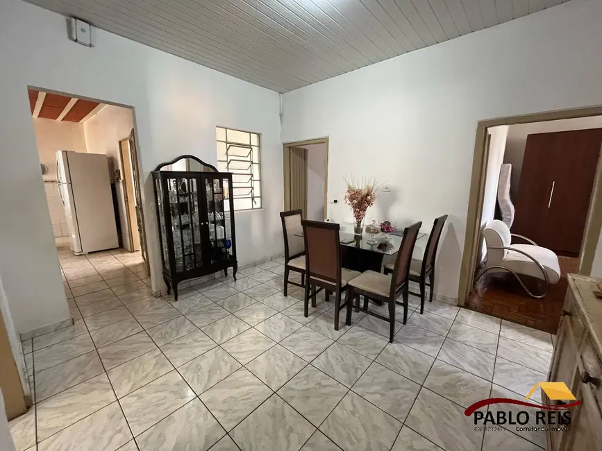 Casa com 3 quartos à venda, 181m2 em Centro, Monte Carmelo - MG - imagem 4 Foto 4 de Casa com 3 quartos à venda, 181m2 em Centro, Monte Carmelo - MG