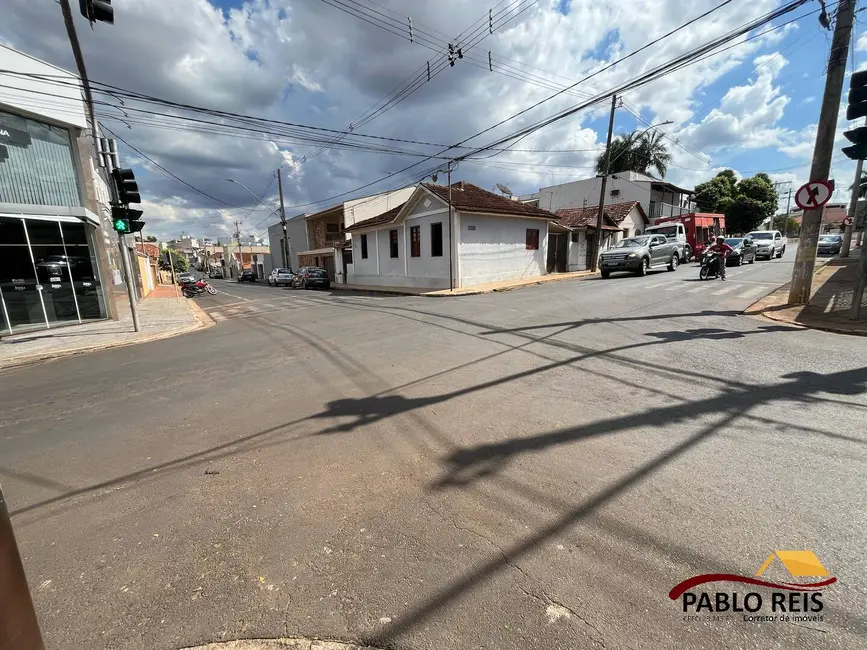 Foto 1 de Casa com 3 quartos à venda, 181m2 em Centro, Monte Carmelo - MG