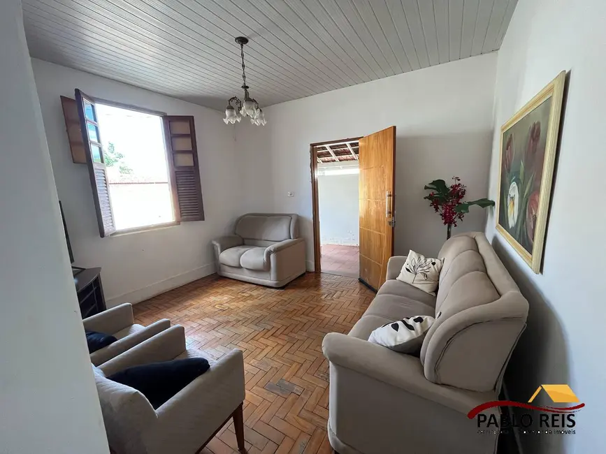 Casa com 3 quartos à venda, 181m2 em Centro, Monte Carmelo - MG - imagem 3 Foto 3 de Casa com 3 quartos à venda, 181m2 em Centro, Monte Carmelo - MG