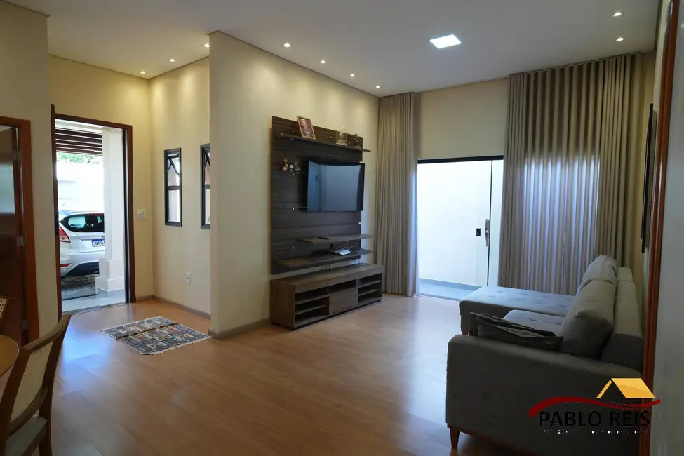 Foto 4 de Casa com 3 quartos à venda, 382m2 em Monte Carmelo - MG