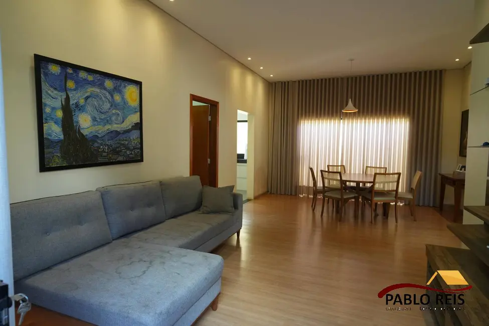 Foto 1 de Casa com 3 quartos à venda, 382m2 em Monte Carmelo - MG