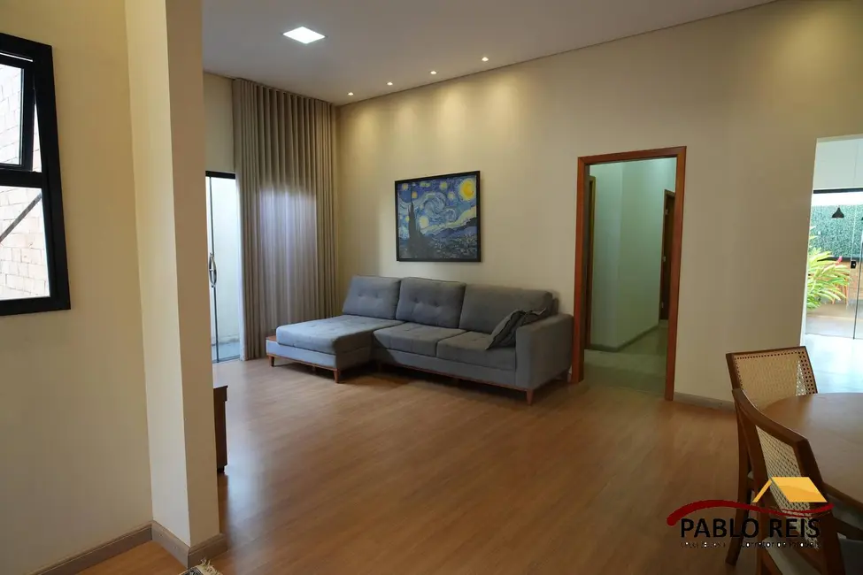 Foto 2 de Casa com 3 quartos à venda, 382m2 em Monte Carmelo - MG