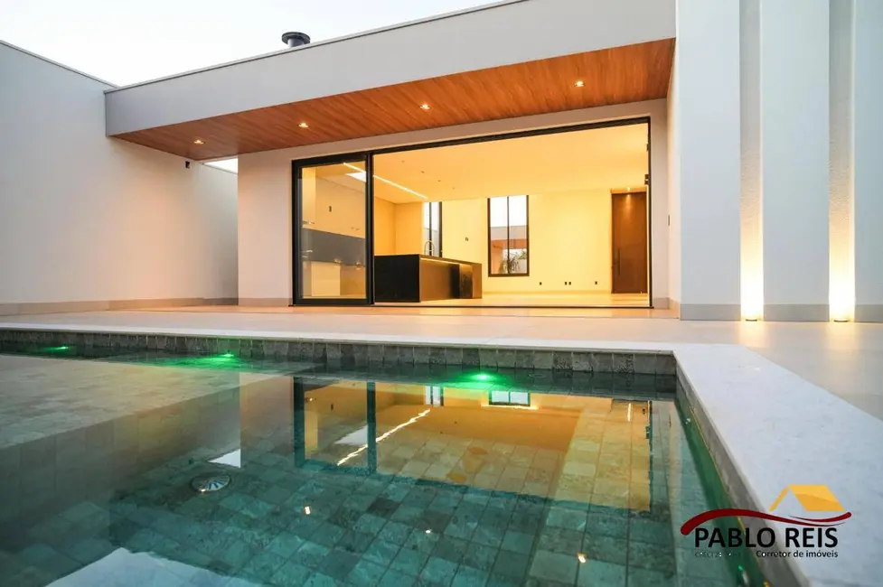 Foto 2 de Casa com 3 quartos à venda em Monte Carmelo - MG