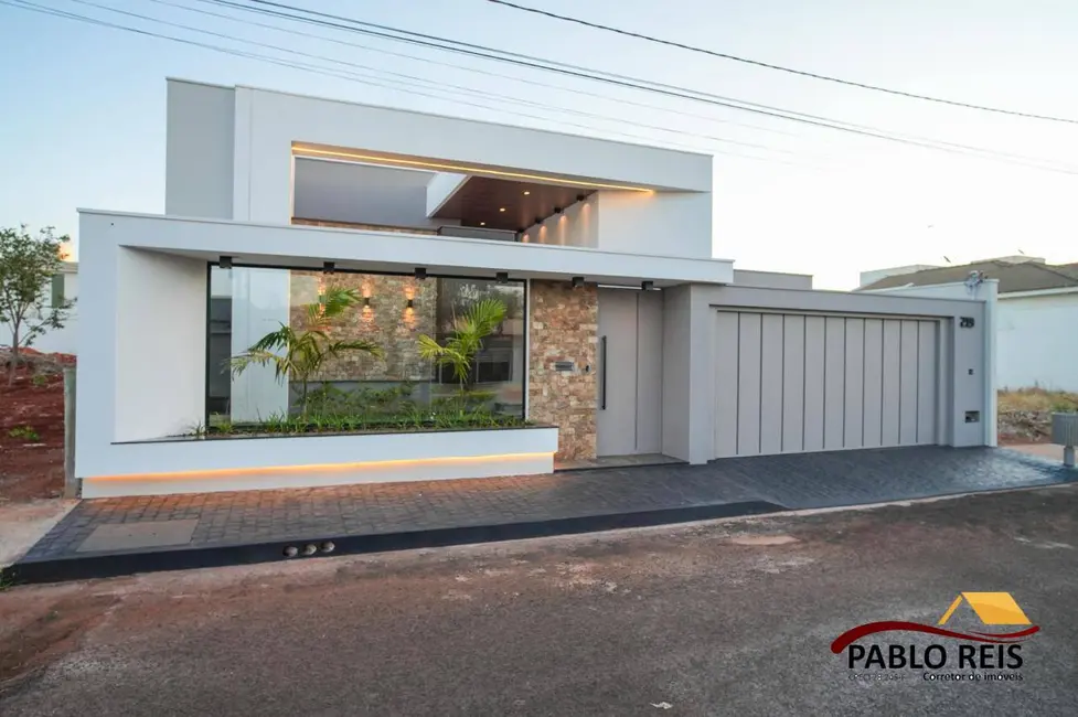 Foto 1 de Casa com 3 quartos à venda em Monte Carmelo - MG