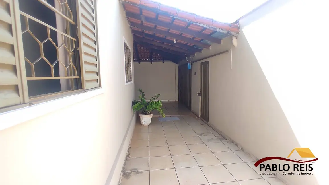 Foto 2 de Casa com 3 quartos à venda, 207m2 em Monte Carmelo - MG